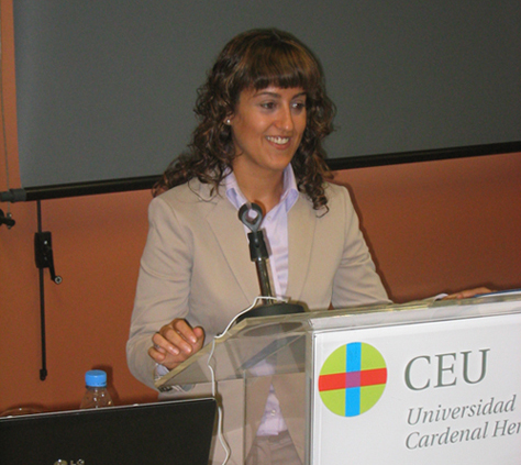 La profesora Carolina Galiana durante la defensa de su tesis doctoral.