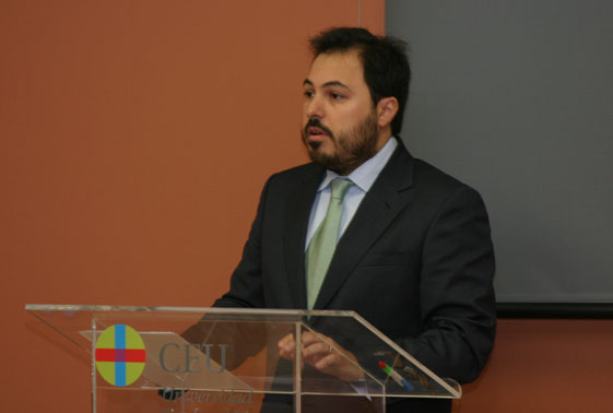El profesor Elías Durán de Porras, durante la defensa de su tesis.