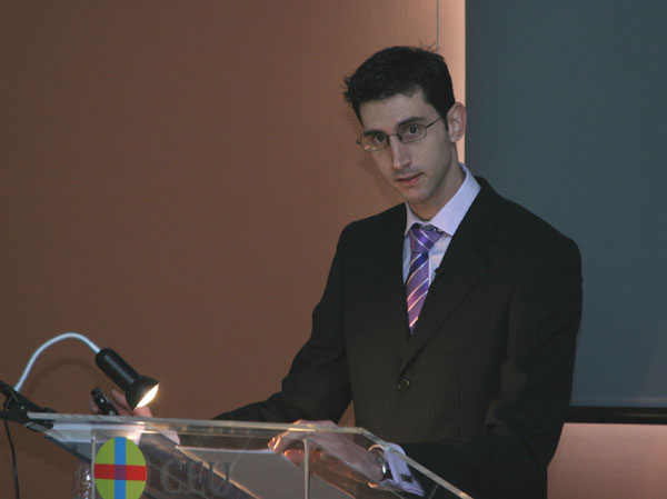 El profesor Serra durante la defensa de sus tesis doctoral en el Salón de Grados de la Biblioteca.