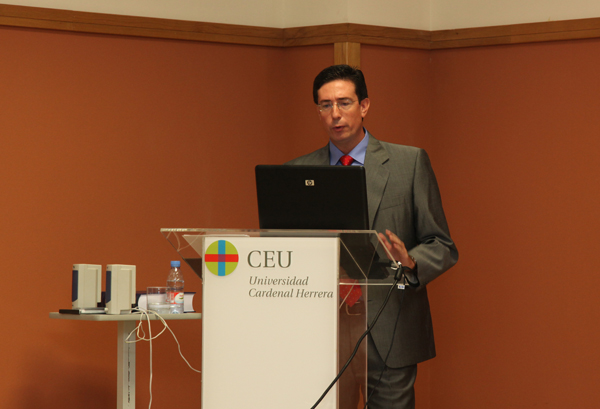 Ricardo Pomares, durante la defensa de su tesis doctoral en el Salón de Grados de la Universidad CEU Cardenal Herrera.
