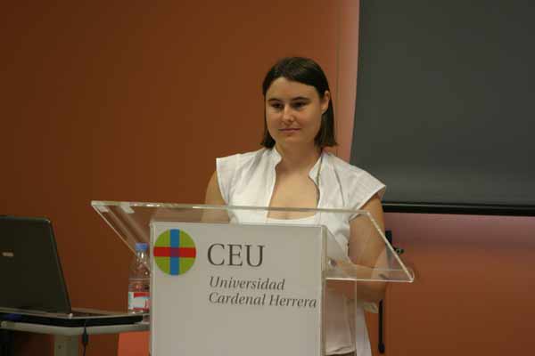 La profesora Salceda Fernández-Barredo durante la lectura de su  tesis.
