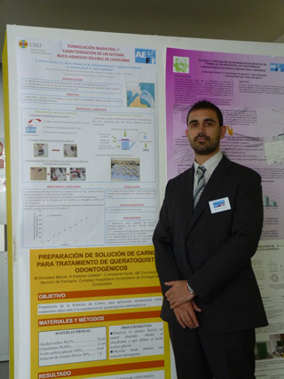 Uno de los investigadores de la  CEU-UCH con el póster ganador.