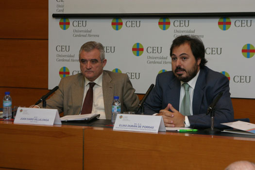 El escritor Juan de Ribera Ivars y el decano de la Facultad de Humanidades y Ciencias de la Comunicación, Elías Durán, durante la presentación.