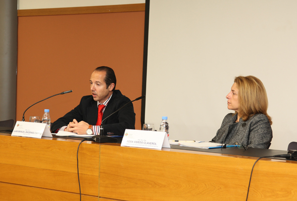 Juan Manuel Badenas, director general de la AVAP, y Rosa Visiedo, secretaria general de la CEU-UCH, durante la jornada dirigida a los profesores.