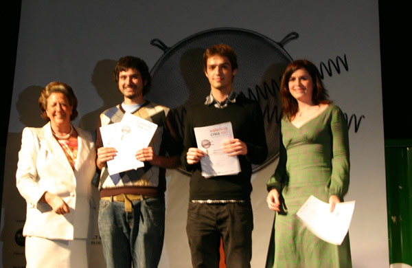 La alcaldesa Rita Barberá, entregando el Premio a Sven Baumann, Alberto del Castillo y Amelia Peinado.
