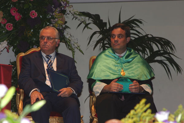 Santiago Vega, padrino de Juan Cotino, pronunció la laudatio del vicepresidente del Consell, a su derecha.