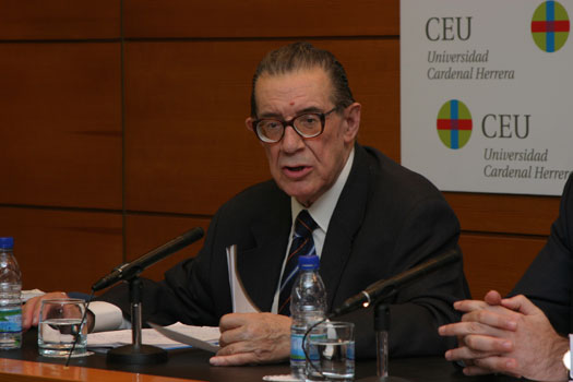 El catedrático Juan Velarde durante su conferencia en el Palacio de Colomina.