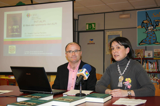 En profesor Vicent García Perales, junto a la concejal Sonia de la Banda, en la presentación del libro en la Roda.