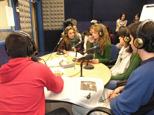 Los estudiantes de Colegio CEU Jesús María de Alicante han realizado prácticas en los estudios audiovisuales de la CEU-UCH en Elche y en Valencia.