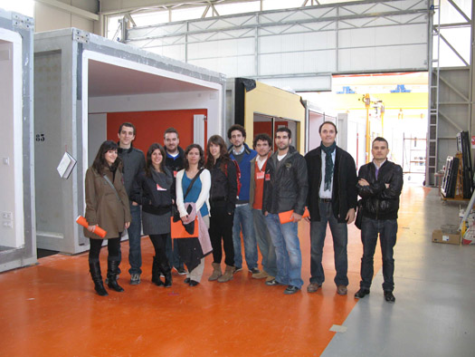 Los estudiantes durante su visita a la empresa catalana Compact Habit.