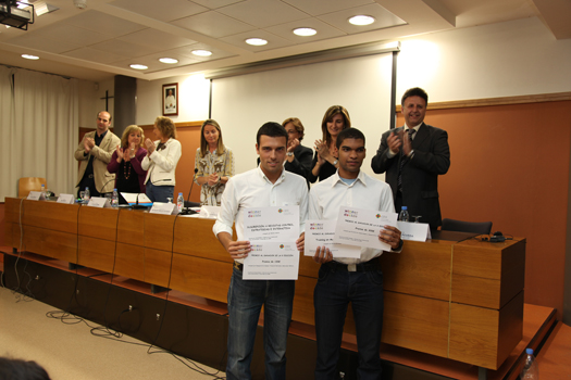 El equipo ganador, LosLoz, recoge el premio de una beca training en la sede madrileña de la agencia MacCann- Erickson.