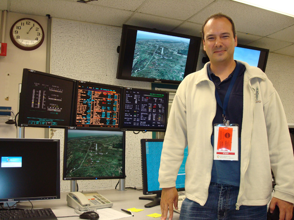 El profesor Manuel Zaera, en el simulador del Space Shuttle, en los laboratorios de NASA Ames.