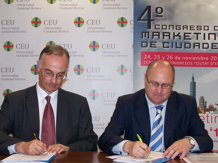 Firma del convenio entre el rector de la CEU-UCH y el presidente de la asociación Terciario Avanzado y del Comité técnico organizador del Congreso, Enrique Martín.