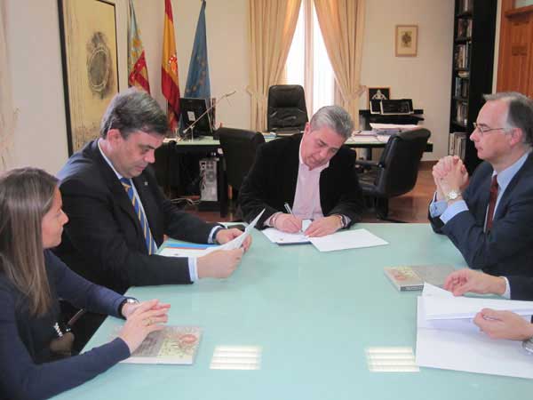 Pilar Paricio, Santiago Vega, el alcalde Juan José Medina y el rector, José María Díaz, durante la firma del convenio.