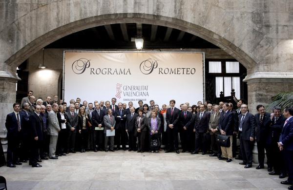 El presidente de la Generalitat, junto a los investigadores del Programa Prometeo y los rectores de las Universidades valencianas.