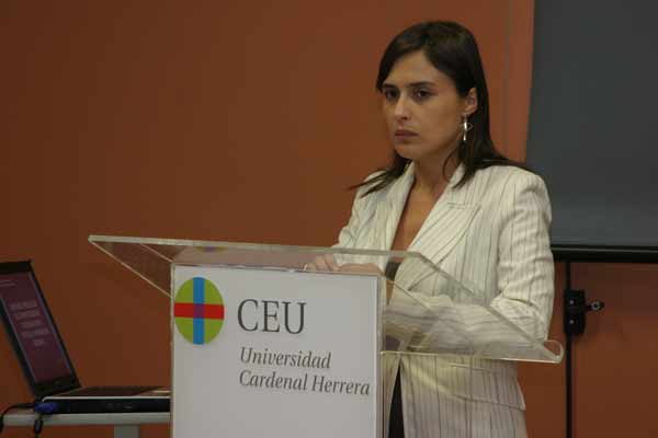 La doctora Olga Gómez, durante la defensa de su tesis.