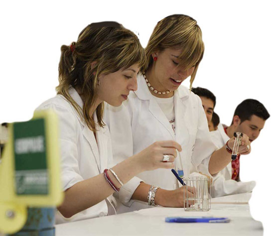 Un grupo de estudiantes de la CEU-UCH realiza prácticas en los laboratorios.