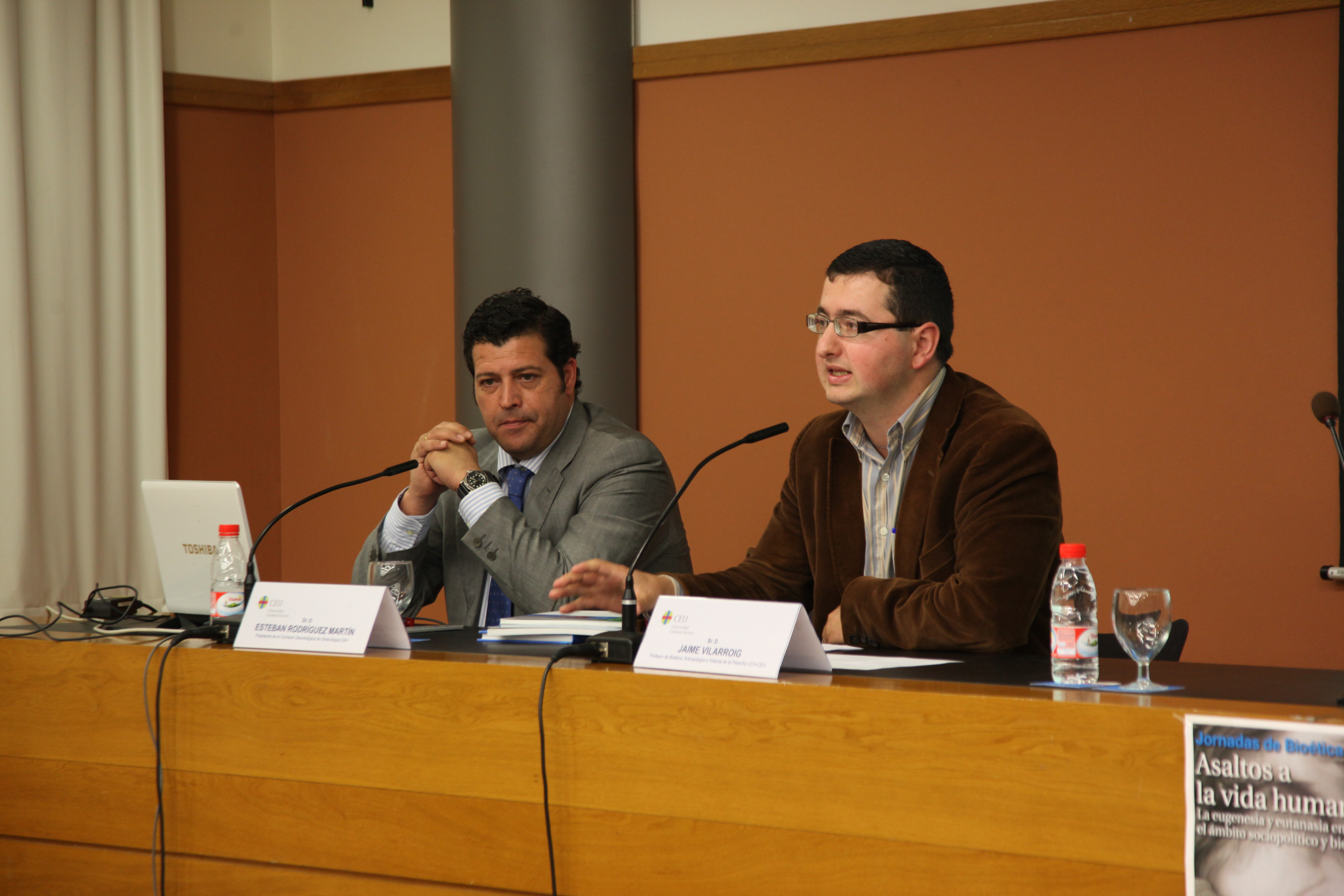 El doctor Esteban Rodríguez y el profesor de la CEU-UCH Jaime Vilarroig durante la Jornada de Bioética.