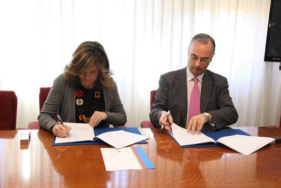 El rector de la CEU-UCH, José María Díaz y Pérez de la Lastra, y la presidente de la FVMP, Elena Bastidas, durante la firma de convenio de colaboración.