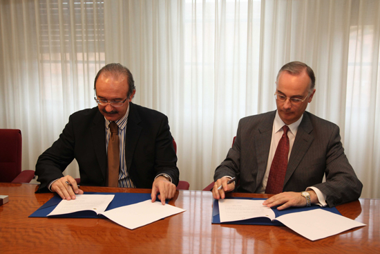 El rector de la CEU-UCH, José María Díaz  y Pérez de la Lastra, y el presidente del CECOVA, José Antonio Ávila, durante la firma de convenio de colaboración.