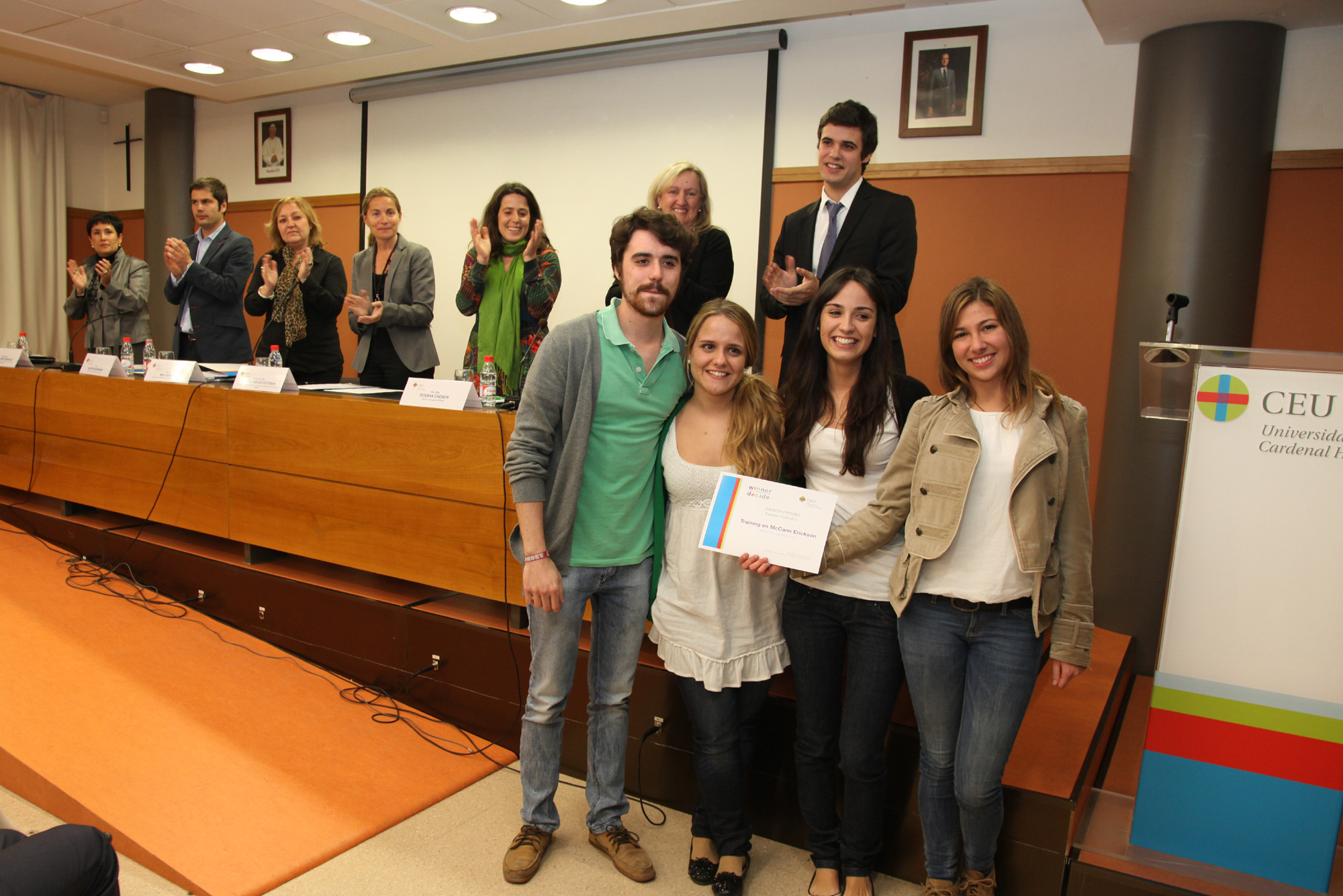 Los estudiantes del equipo ganador de la XII Edición del Wiiner Decide, durante la entrega de los premios, en la CEU-UCH de Valencia.