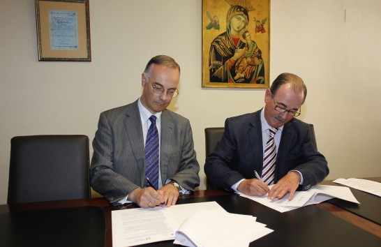 El rector de la CEU-UCH y el presidente del Colegio de Mediadores de Seguros de Castellón en la firma de convenio.