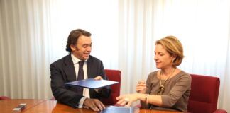 La CEU-UCH presenta a la ministra de Fomento, Ana Pastor, su vivienda autosuficiente mediante el consumo de energía solar SMLsystem