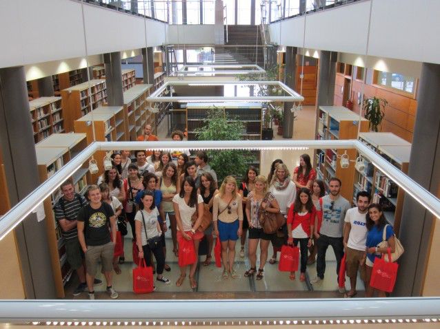 Estudiantes de intercambio en la Biblioteca del CEU