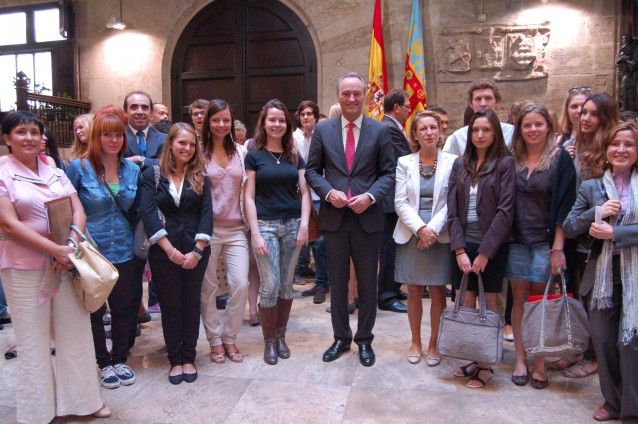 Alumnos Erasmus CEU-UCH con President Generalitat