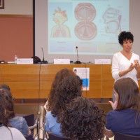 Nina imparte un curso de voz a estudiantes de la CEU-UCH
