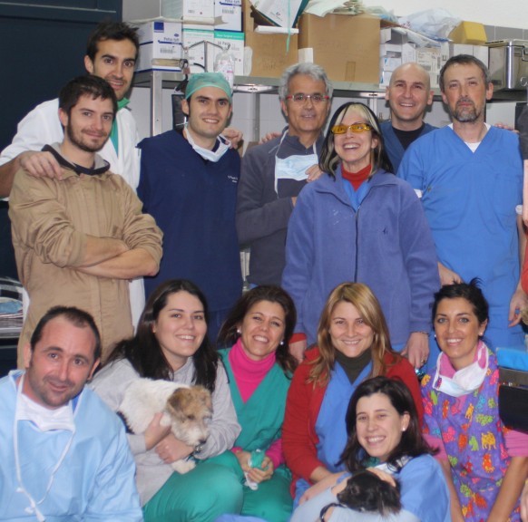 Miembros de la Fundación García Cugat, en una jornada de trabajo en los quirófanos de la Facultad de Veterinaria de la CEU-UCH, entre ellos los doctores Cugat y Carrillo.