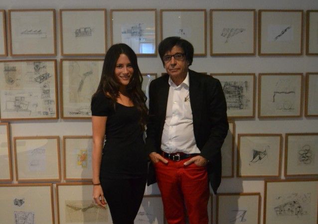 La alumna de Arquitectura de la CEU-UCH Silvia Martínez Vicent, junto al arquitecto Carlos Ferrater en el Estudio OAB, en la zona donde se muestran los primeros bocetos de cada una de sus obras.