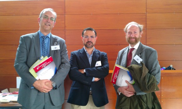 En el centro, el profesor de la CEU-UCH Emilio García, con el presidente de la Asociación de Bioética de Madrid, José Jara Rascón, y  el director de Vidacord, el primer banco privado de cordón umbilical en España, Agustín Losada.