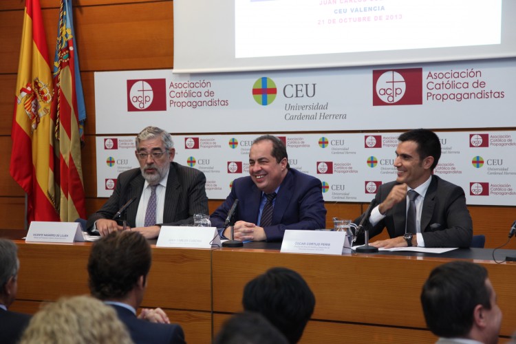 Vicente Navarro de Luján, director de proyección cultural y social de la CEU-UCH, y Oscar Cortijo, director de Recursos Humanos de la Universidad, presentaron al conferenciante.