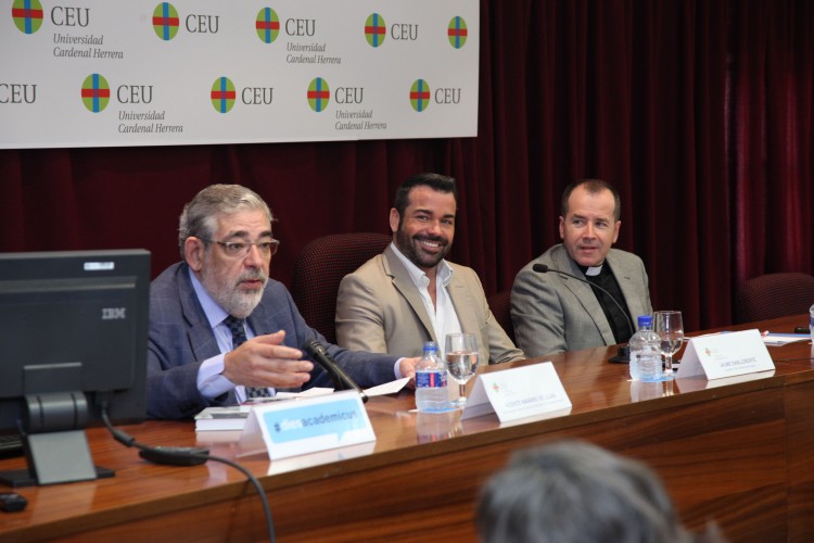 Vicente Navarro de Luján, director de proyección cultural y social de la CEU-UCH, y José Francisco Castelló, capellán de la Universidad, presentaron al conferenciante.