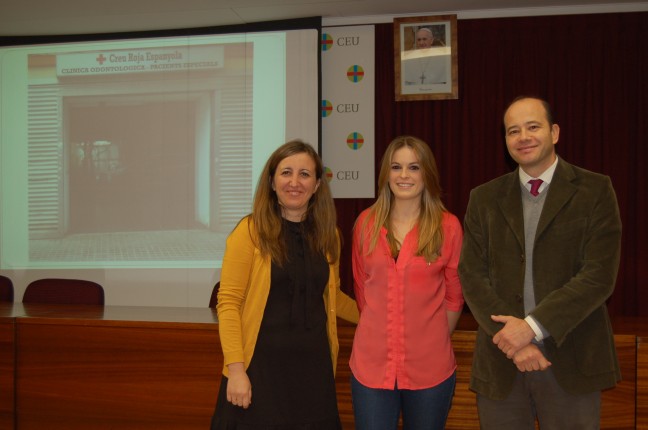 María Grau, de Cruz Roja, junto los profesores de la CEU-UCH Javier Montañez y Arlinda Luzi.