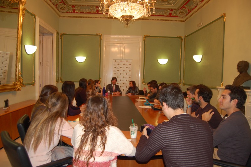 Escario ha mantenido un encuentro con estudiantes de la CEU-UCH antes de la conferencia.