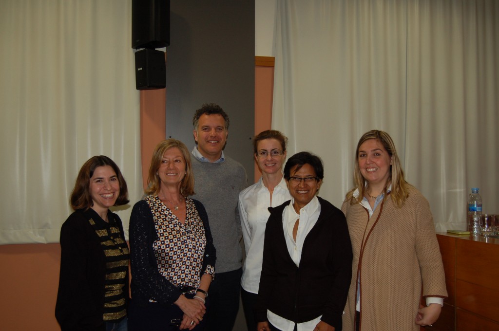Las expertas (en el centro de la imagen) junto a profesores de la CEU-UCH.