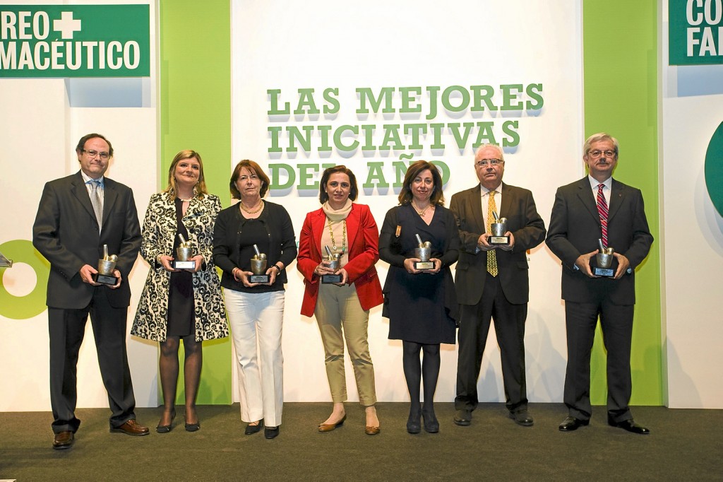 Los profesores de la CEU-UCH Francisco Martínez y Lucrecia Moreno (segundo  y tercera por la derecha) junto a otros galardonados por Correo Farmacéutico. 