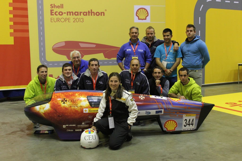 El equipo de estudiantes e investigadores del IDEA CEU Car, en la Shell Eco-marthon de Rotterdam, en mayo de 2013.