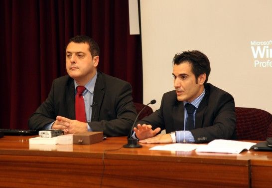 Piñuel (izquierda) junto al director de RRHH de la CEU-UCH, en una visita a la Universidad en 2011.