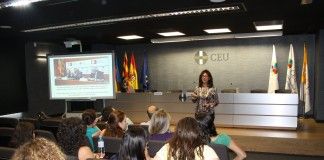 El Colegio de Enfermería de Alicante imparte un taller de prevención de riesgo biológico a alumnos de la CEU-UCH