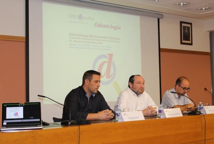Los profesores Salvatore Sauro, Agustín Pascual y Enric Poch, en la sesión de divulgación sobre Odontología de CEU Descubre.