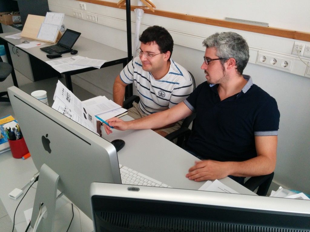 El investigador del programa Pioneers into Practice András Futó y el profesor de la CEU-UCH, Jordi Renau, en la ESET.