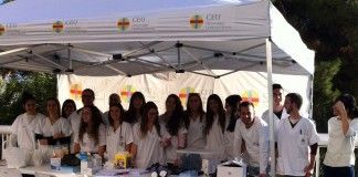 Alumnos de Enfermería de la CEU-UCH de Elche han realizado tomas tensión y de glucosa gratuitas en el Día Mundial de la Diabetes