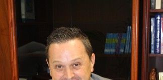 Francisco Sánchez, director de la CEU-UCH de Elche, entrega el premio Hermes a Asunción Valdés, ex jefa de Prensa de la Casa Real