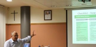 El presidente de la Asociación Europea de Cirugía Cráneo-máxilo-facial ofrece dos clases magistrales a los estudiantes de Odontología de la Universidad CEU Cardenal Herrera