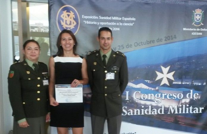 La profesora Milagros Benito tras recibir el premio por su investigación en el I Congreso de Sanidad Militar, celebrado en Granada.