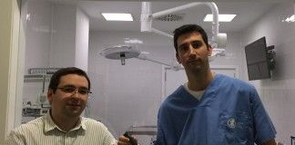 La CEU-UCH registra la patente de un dispositivo guía para la cirugía de las desviaciones de huesos largos Los investigadores Luis Doménech, de la CEU-UCH, e Iván Serra, de la UCV, autores de la investigación.