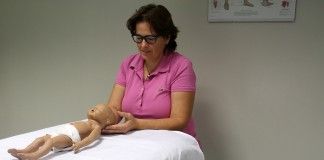 La CEU-UCH de Elche y el Hospital del Vinalopó organizan un taller para tratar el cólico del lactante mediante la fisioterapia
